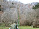 Standseilbahn beim Kraftwerk Champsec - rechts von der Druckleitung fuhr die Standseilbahn hoch zum Wasserschloss - das Trassee ist noch gut sichtbar - Foto 2020