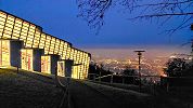 Gurtenbahn - Bergstation der Standseilbahn Gurten Kulm und die Stadt Bern im Lichtermeer