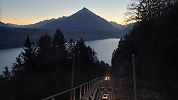 Standseilbahn Beatenbucht - Beatenberg - Talfahrt am Abend mit dem Niesen