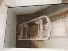 Mitholz Armeeanlage Armee Militär - ehemalige Windenbahn obere Etage - Kühlwasserreservoir - Untergestell in der Grube der Talstation