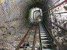 Jungfraujoch Ostgrat - die Standseilbahn fährt in diesem Schrägstollen