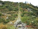 Standseilbahn Handegg Handeggfluh Aerlenbahn Ärlenbahn - das Trassee im oberen Teilstück und der auffällige Stein mitten auf den Schienen