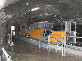 Transitgas Standseilbahn 2 Tschingelmad aktueller Wagen seit 2003 Foto Archiv standseilbahnen.ch