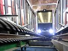 Metro Alpin - Standseilbahn Saas Fee Felskinn - Mittel Allalin - der neue Wagen 2 im Jahr 2024 kommt an in der höchsten Station einer öffentlichen Standseilbahn weltweit - Bergstation Mittel Allalin auf 3445 MüM. - Weltrekord