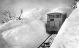 Standseilbahn Funiculaire St. Maurice de Laques - Montana - der Wagen ist im tiefsten Winter unterwegs