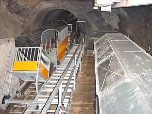 Transitgas Standseilbahn 5 Gries die aktuelle Standseilbahn nach dem Umbau 2003 Foto Archiv standseilbahnen.ch