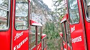 Stoosbahn Standseilbahn Stoos - das ist nicht die Ausweiche - die beiden Wagen stehen vereint neben der Talstation