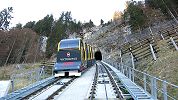 Stoosbahn neue Standseilbahn Stoos - Ausweiche - hier begegnen sich zweimal 27 Tonnen - Leergewicht der Wagen !