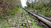 Standseilbahn Kraftwerk Amsteg - Unter Axeli - die ehemalige Standseilbahn im Jahr 2024 - die neue Druckleitung links wurde im Jahr 1969 installiert - die alte Druckleitung wird seit 1969 nicht mehr verwendet, sondern dient als Kanal für Kabel und Leitungen - Foto Archiv standseilbahnen.ch