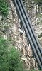 Kraftwerk Lavorgo Nivo Piottino Standseilbahn - Standseilbahn mit den alten Wagen unterwegs im Steilhang - Foto Archiv standseilbahnen.ch