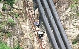 Kraftwerk Lavorgo Nivo Piottino Standseilbahn - Standseilbahn mit den alten Wagen unterwegs im Steilhang - Foto Archiv standseilbahnen.ch