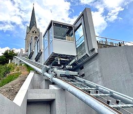 Der neue Schräglift Domat Ems Friedhof im Katalog der Standseilbahnen - Foto Archiv standseilbahnen.ch