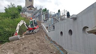 Stand der Bauarbeiten neuer Schräglift Domat Ems Friedhof Mai 2025 - Foto Markus Seitz Archiv standseilbahnen.ch