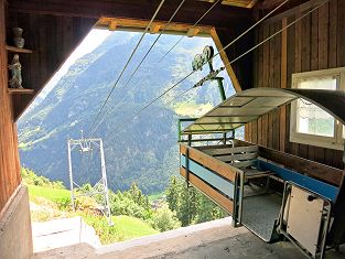 Luftseilbahn Bristen - Waldiberg - Das Niederberger Schiffli in der Bergstation Waldiberg mit der grossartigen Aussicht