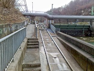 Beim Stauwehr Engehalde Kraftwerk Felsenau in Bern ist eine Boottransportanlage installiert - Material-Standseilbahn - Foto Markus Seitz Archiv standseilbahnen.ch