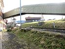 In dieser Passarelle über die Bahnlinie in Biglen beim Bahnhof ist ein Schrägaufzug der Firma Büromöbel Büromöbelfabrik Bigla versteckt - diese Standseilbahn fuhr zwischen den beiden Gebäuden der Firma - Foto Markus Seitz Archiv standseilbahnen.ch