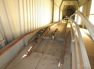 Bigla Büromöbelfabrik Biglen Standseilbahn für Material Schrägaufzug in der Passarelle über die Bahnlinie - Foto Markus Seitz Archiv standseilbahnen.ch
