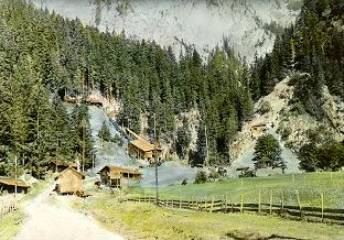 Bergwerk Boltigen Schwarzenmatt im Hintergrund der Schrägaufzug - Foto Archiv standseilbahnen.ch
