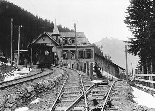 Grütschalp Material-Standseilbahn Güterumschlag 1910-1951 rechts geht die Materialbahn runter zur grossen Standseilbahn nach Lauterbrunnen - Foto Archiv standseilbahnen.ch