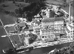 Attisholz Cellulose Fabrik - bei der Cellulosefabrik war eine Material - Standseilbahn in Betrieb - auf dem Foto ganz links - der Wagen befindet sich in der Nähe der Talstation - Foto Archiv standseilbahnen.ch