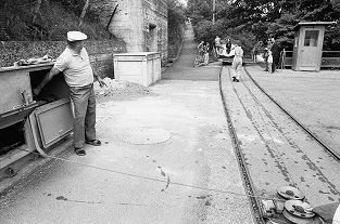 Diese Windenbahn war bis 1999 beim Kraftwerk Reckingen in Betrieb - Standseilbahn für Boote und Schiffe - Foto Archiv standseilbahnen.ch