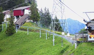 Schrägaufzug für Material zwischen der Luftseilbahn und dem ehemaligen Sessellift auf Turren Lungern - Foto Archiv standseilbahnen.ch