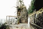 Artilleriewerk Barbara bei Goldau - Schrägaufzug für Material - Bergstation Schrägaufzug links und Rigibahn rechts - Foto Archiv standseilbahnen.ch
