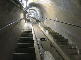 In der Staumauer Göscheneralp gibt es noch einen zweiten Schrägaufzug - für Material - Foto Markus Seitz Arhciv standseilbahnen.ch