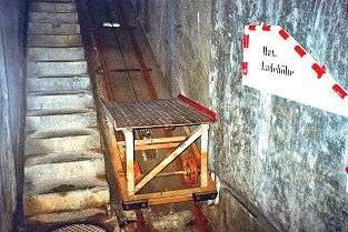 Artilleriewerk Fuchsegg Schrägaufzug in der Festung - Foto Archiv standseilbahnen.ch