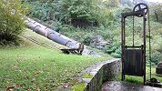 Kraftwerk Bodio Alte Biaschina ehemalige Material - Standseilbahn - links der Wagen - rechts das wunderschöne Spanngewicht für das Zugseil - Foto Markus Seitz Archiv standseilbahnen.ch