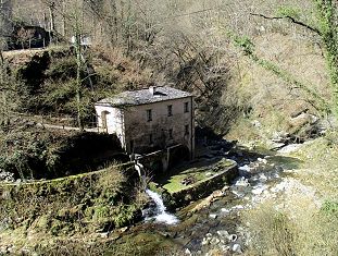 Mulino di Bruzella Schrägaufzug für Material - der Schräglift ist auf dem Foto hinter der Mühle steil hinauf zur Strasse - Foto Archiv standseilbahnen.ch