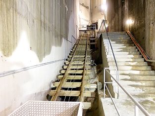 In der Staumauer Albigna befindet sich ein Material - Schrägaufzug - Foto Markus Seitz Archiv standseilbahnen.ch