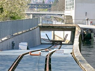 Kraftwerk Zürich Letten Boottransportanlage - Standseilbahn für Boote und Schiffe - Foto Markus Seitz Archiv standseilbahnen.ch