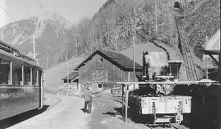 Schottersteinbruch Matt GL Bitzi - links die Sernftalbahn - rechts die Material-Standseilbahn - ein Bremsberg - Foto Archiv standseilbahnen.ch